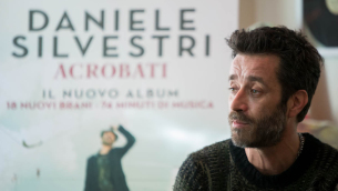 Daniele-Silvestri-Conferenza-Acrobati-3-di-14