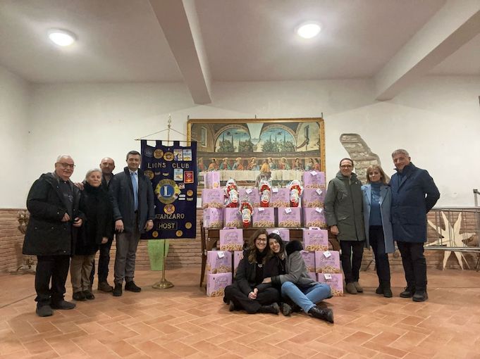 donazioni-uova-e-colombe-del-lions-club-catanzaro-host