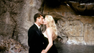 La dolce vita: Marcello Mastroianni e Anita Ekberg nella celebre scena del bacio
nella Fontana di Trevi