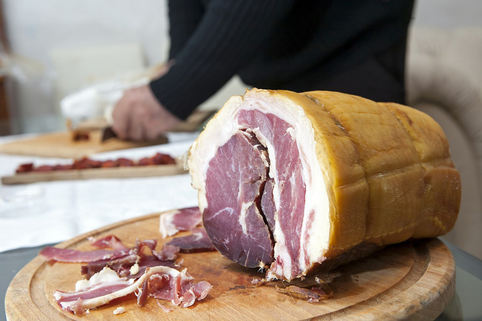 Fette di Gammune il culatello di i Belmonte Calabro ora presidio Slow Food. Laboratorio del produttore Mario Arla