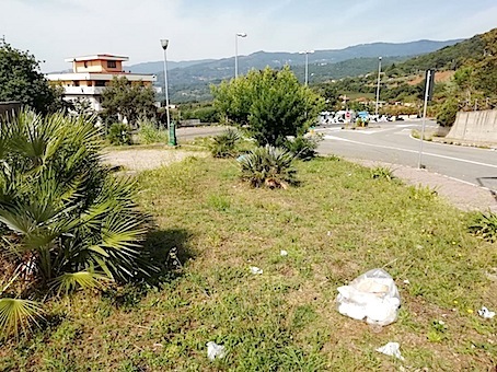 foto-villetta-antistante-campo-fronti-con-spazzatura-sullo-sfondo