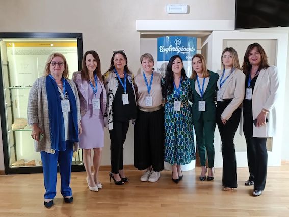 Nella foto da sx: Rosa Gentile, Roberta Gagliardi, Rosi Pantano, Giuliana Furrer. Giada Falcone, Elisabetta Bretelli, Martina Sicilia, Daniela Biolatto