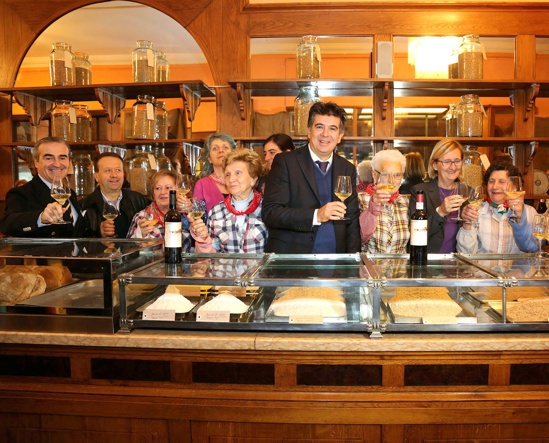 Nella foto di Marco Isola:  l'assessore  Raffini, il professore Montanari,  il sindaco Manca, l'assessora Marchetti e il Coro delle Mondine di Bentivoglio