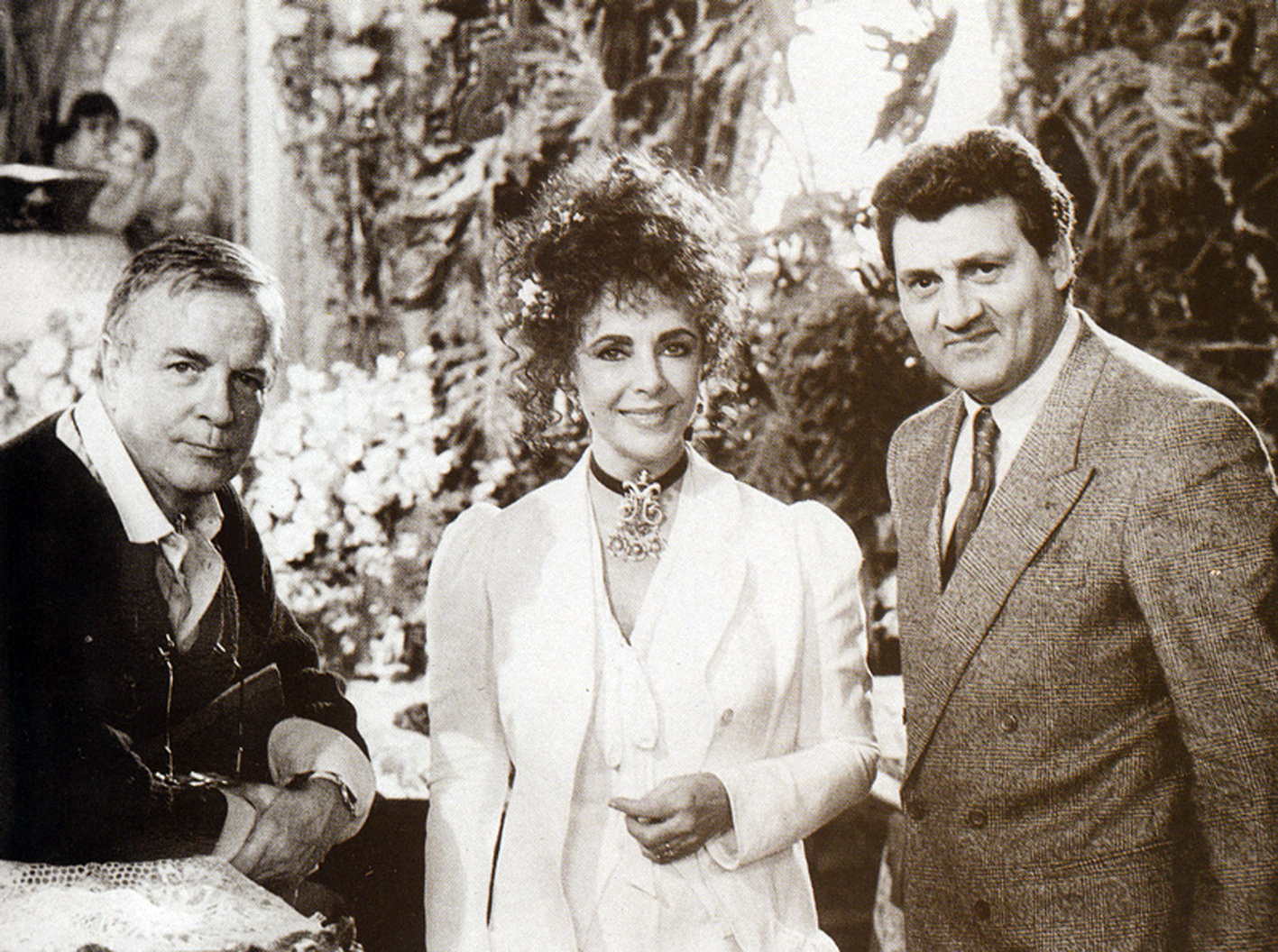 Gerardo Sacco con Elizabeth Taylor e Franco Zeffirelli, sul set del film Il Giovane Toscanini (1988)