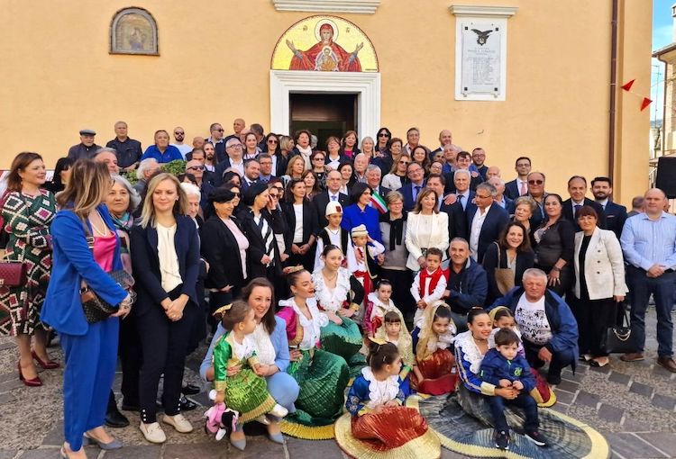 il-presidente-begaj-nella-sua-tappa-a-macchia-albanese