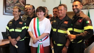 il-sindaco-con-i-vigili-del-fuoco