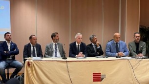 il-tavolo-della-conferenza