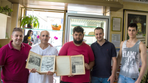 L' Ass.ne Santi 40 Martiri mostra i 2 voumi della Bibbia che si donerà.(1)