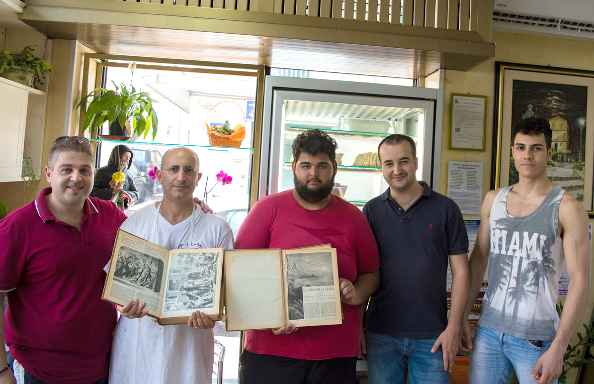 L' Ass.ne Santi 40 Martiri mostra i 2 voumi della Bibbia che si donerà.(1)