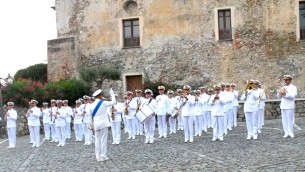 la-banda-della-marina-militare-si-esibisce-in-in-alcuni-luoghi-della-citta