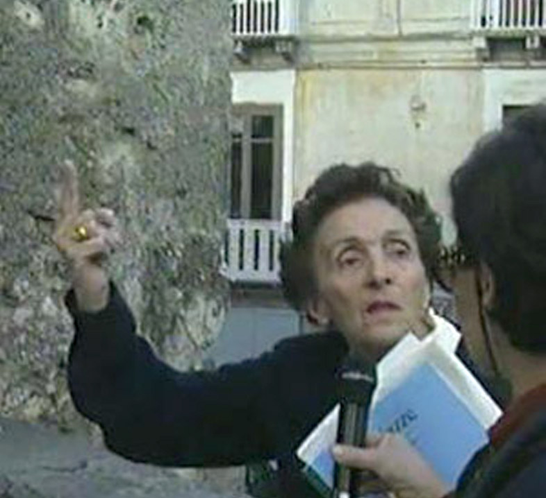 La-Prof.ssa-Emilia-Zinzi-durante-lillustrazione-della-chiesa-di-santOmobono-a-Cz-durante-lintervista-rilasciata-alla-Dott.ssa-Annarosa-Macrì-per-il-tg3-regionale