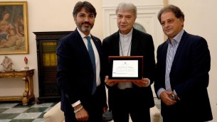 la-consegna-del-premio-calabropartenopi-al-cardinale-domenico-battaglia-vescovo-di-napoli-a-sx-carmelo-lentino-a-dx-roberto-messina