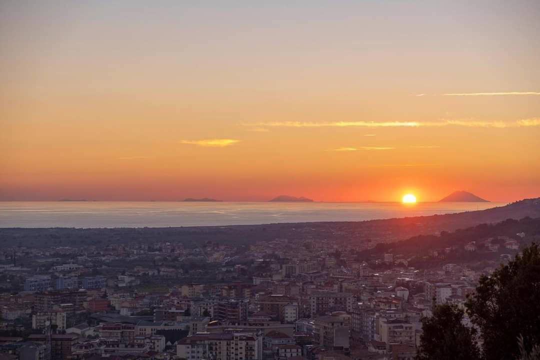 la-piana-lametina-con-veduta-sulla-costa-e-sulle-eolie