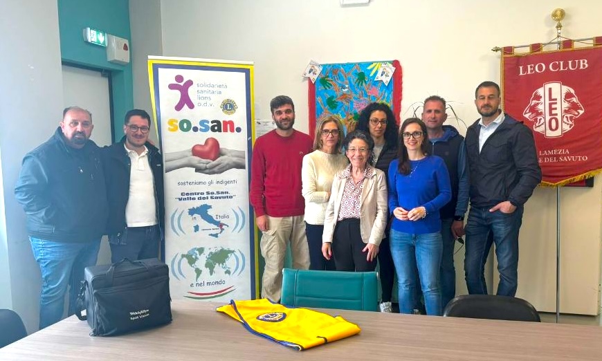 le-autorita-lionistiche-con-i-rappresentanti-della-scuola-e-del-comune