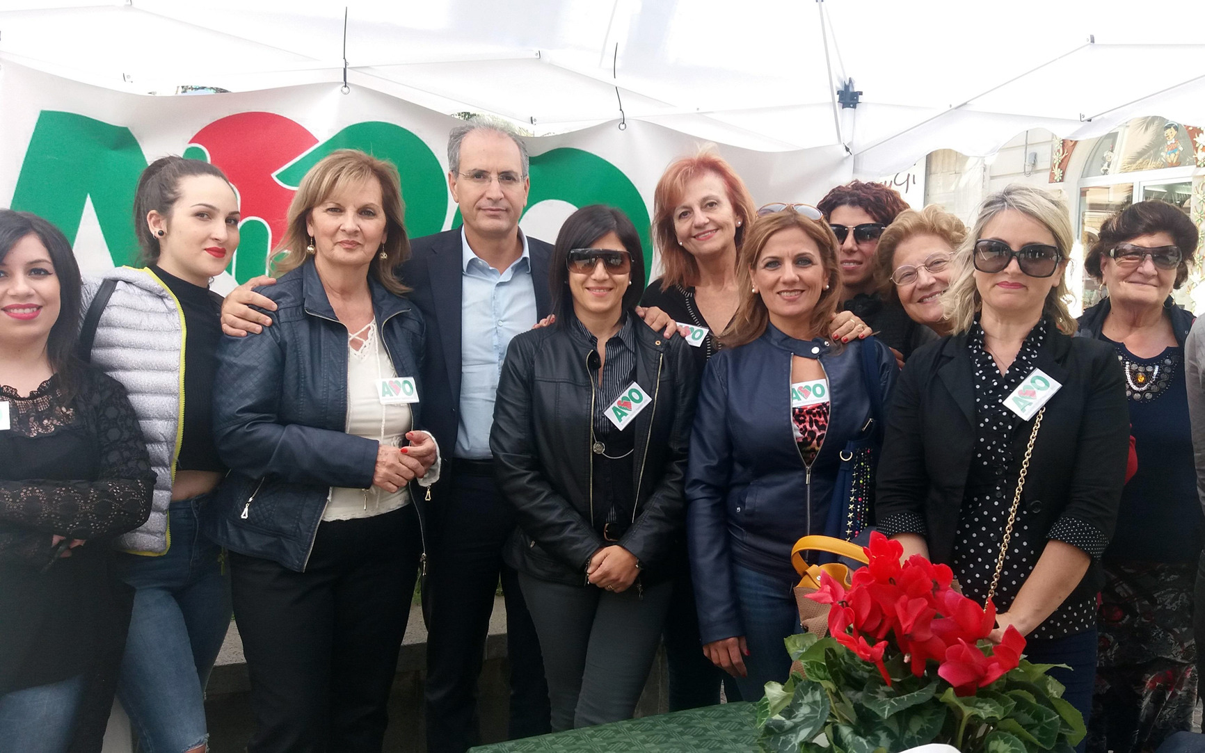 Il sindaco di Lamezia Terme, Paolo Mascaro, assieme ad alcune volontarie dell'Avo