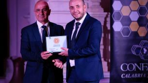 lo-chef-michele-rizzo-ritira-il-premio-alveare-2021