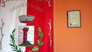 pergamena-08-marzo-2022-per-le-calabrotte-accanto-al-gonfalone-di-rocca-ciglie-cn