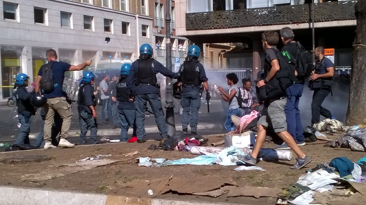 Un momento dello sgombero di Piazza Indipendenza, a pochi passi dalla Stazione Termini  (©UNICEF Italia/2017/E.Noviello)