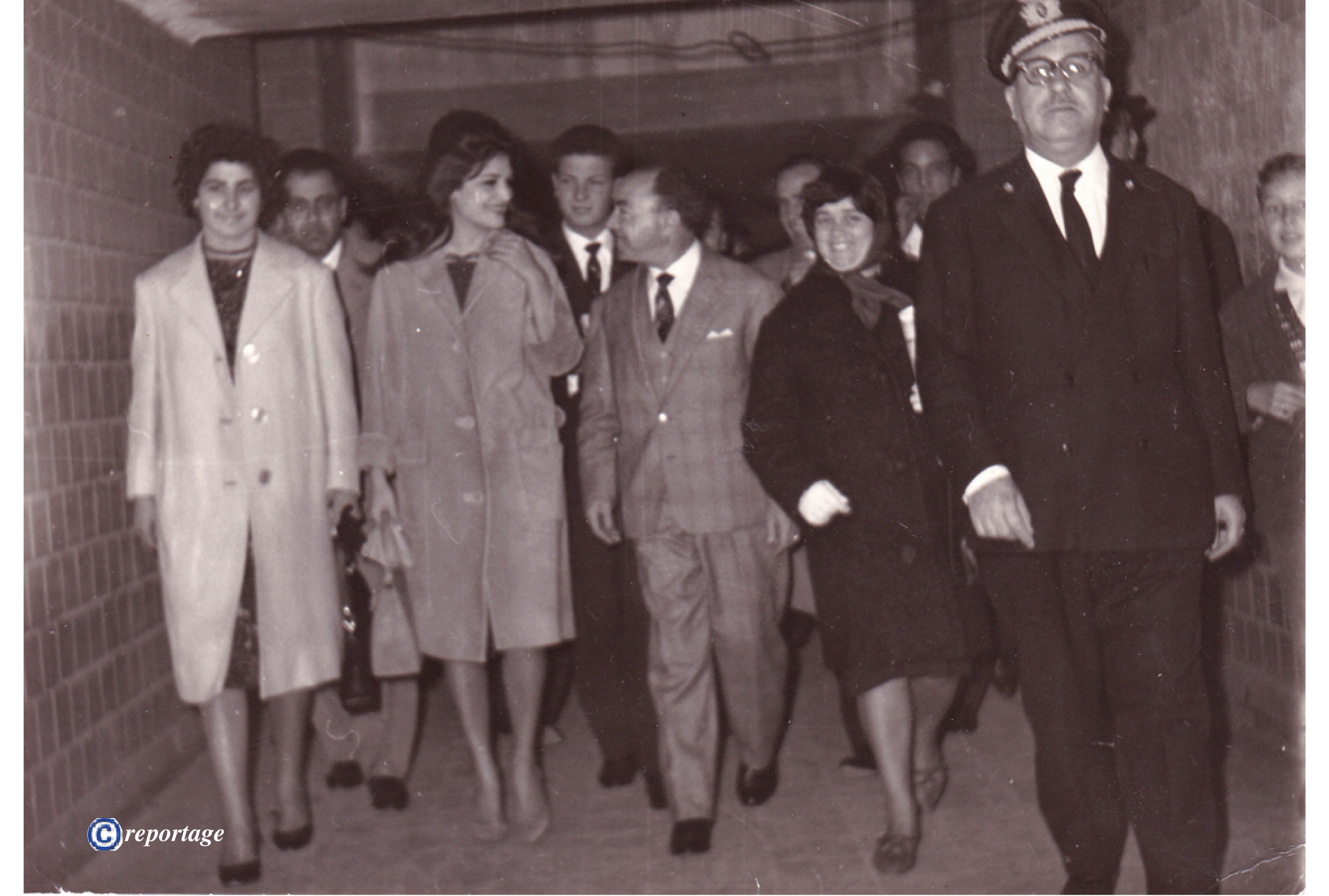 Dalida in Calabria nel 1962, fotografata da Ezio Arcuri, all'arrivo nella stazione di Sant'Eufemia Lamezia (Archivio reportage)