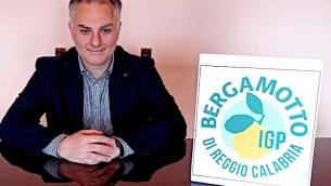 rosario-previtera-con-il-logo-bergamotto-di-reggio-calabtria-igp