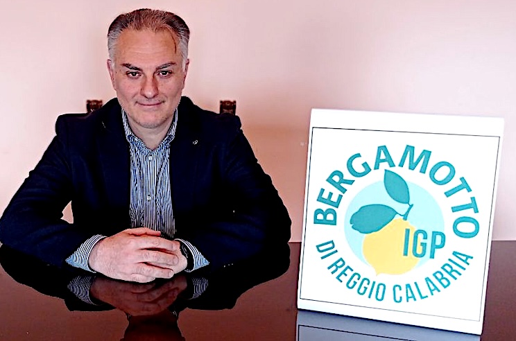 rosario-previtera-con-il-logo-bergamotto-di-reggio-calabtria-igp