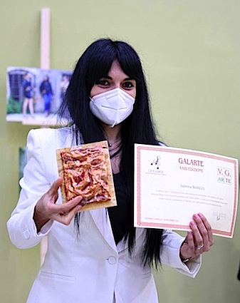 sabrina-bianco-con-il-premio-galarte