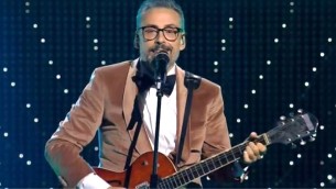 sanremo-2025-brunori-sas-incanta-il-palco-dellariston-696x348