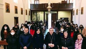 studenti-e-docenti-del-liceo-scientifico-con-il-vescovo-schillaci