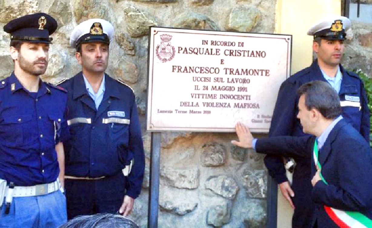 La targa dedicata a Cristiano e Tramonte a Lamezia Terme in contrada Meraglia, sul luogo dove furono barbaramente uccisi