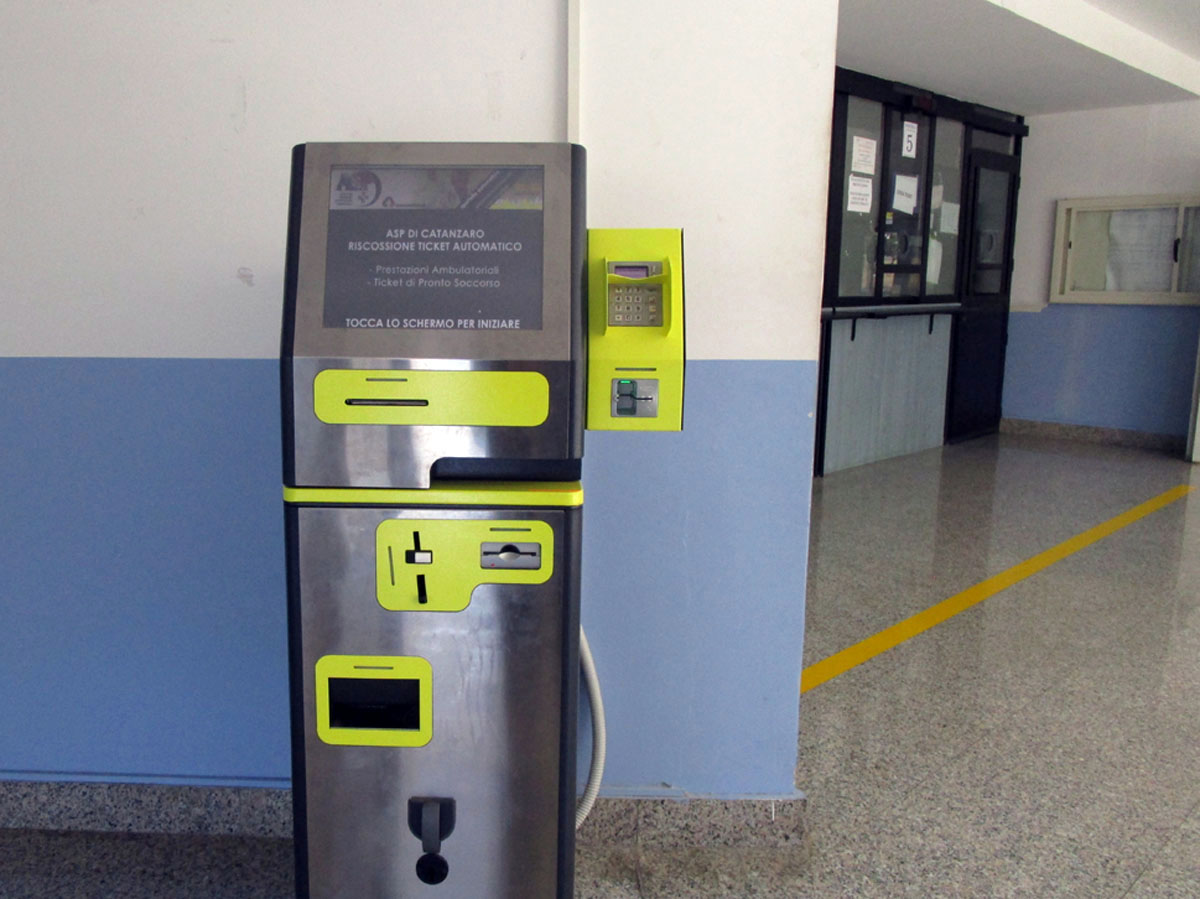 Totem-Giallo-Ospedale-Lamezia-2