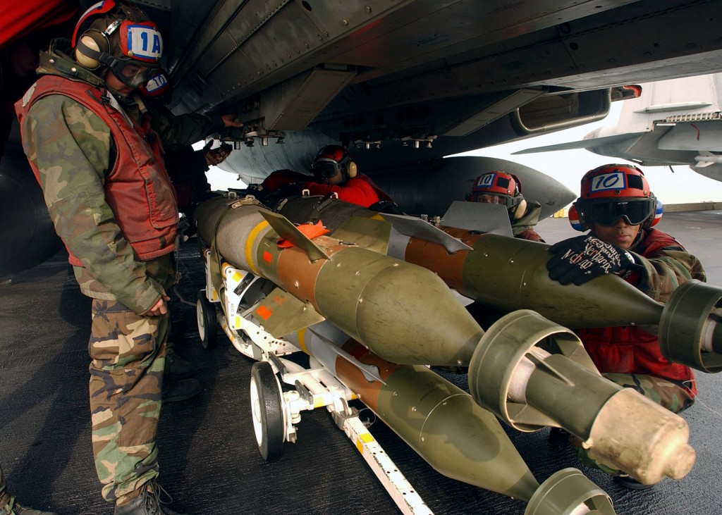 US_Navy_050112-N-5345W-074_Aviation_Ordnancemen_prepare_to_load_500-pound_laser_guided_bombs_GBU-12_onto_weapon_pylons_under_an_F-14B_Tomcat-1024x731