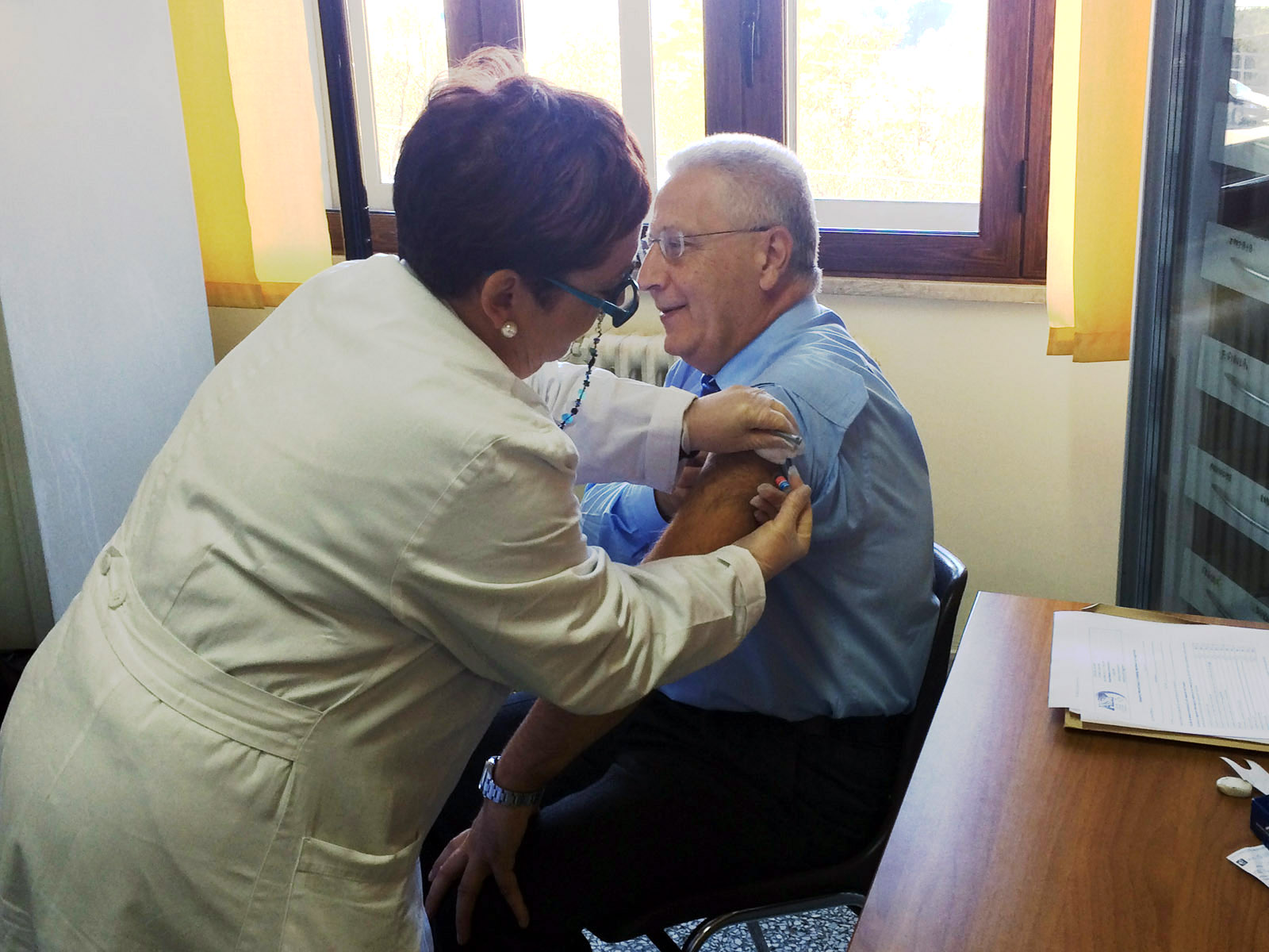 Il dottore Giuseppe Perri anche lo scorso anno si è vaccinato contro l'influenza