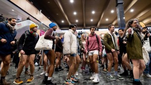 A Londra in metro senza pantaloni, torna 'No Trousers Tube Ride'