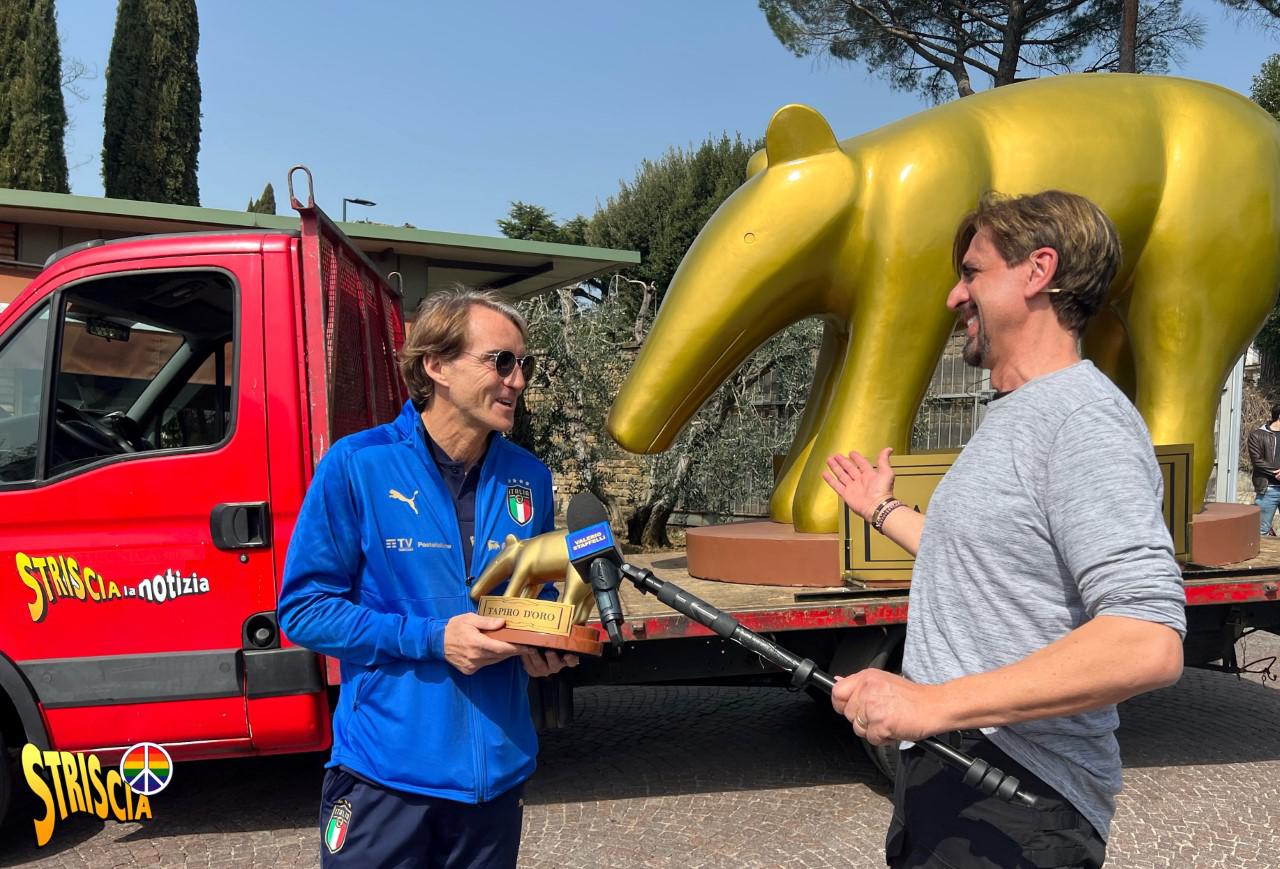 A Mancini il Tapiro d'Oro gigante: "premio più che meritato", dice