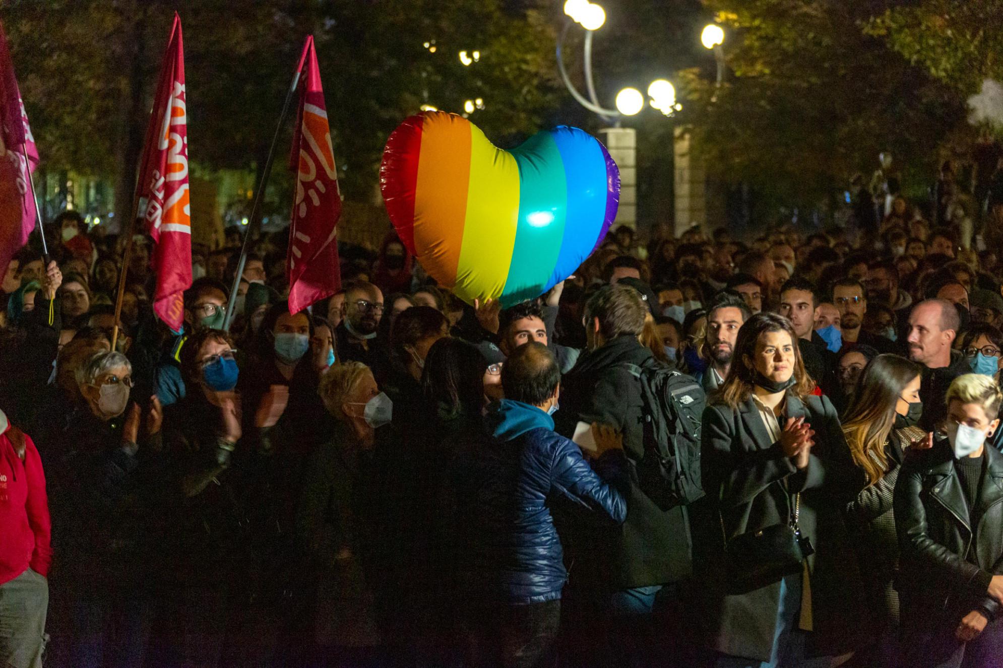 A Milano in 10mila all'Arco della Pace contro stop al Ddl Zan