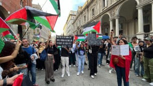 A Milano sit-in pro Palestina nei pressi del Duomo