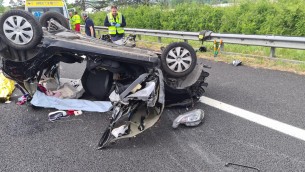 A1, auto tampona tir e si ribalta: morta ragazza di 21 anni