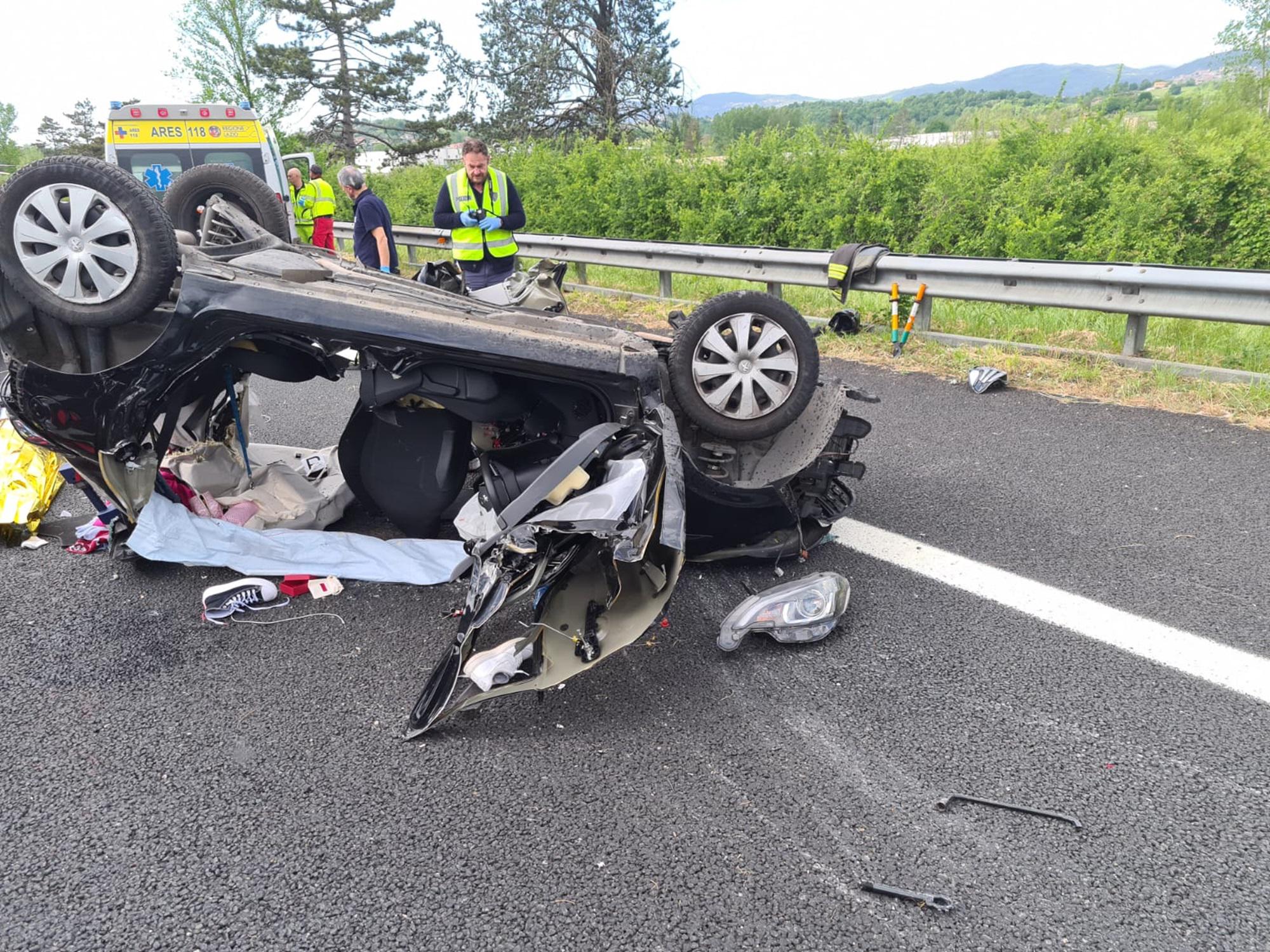 A1, auto tampona tir e si ribalta: morta ragazza di 21 anni