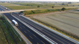 A14, Autostrade per l'Italia: corteo di auto festeggia riapertura tre corsie dopo intense lavorazioni notturne della task force del gruppo
