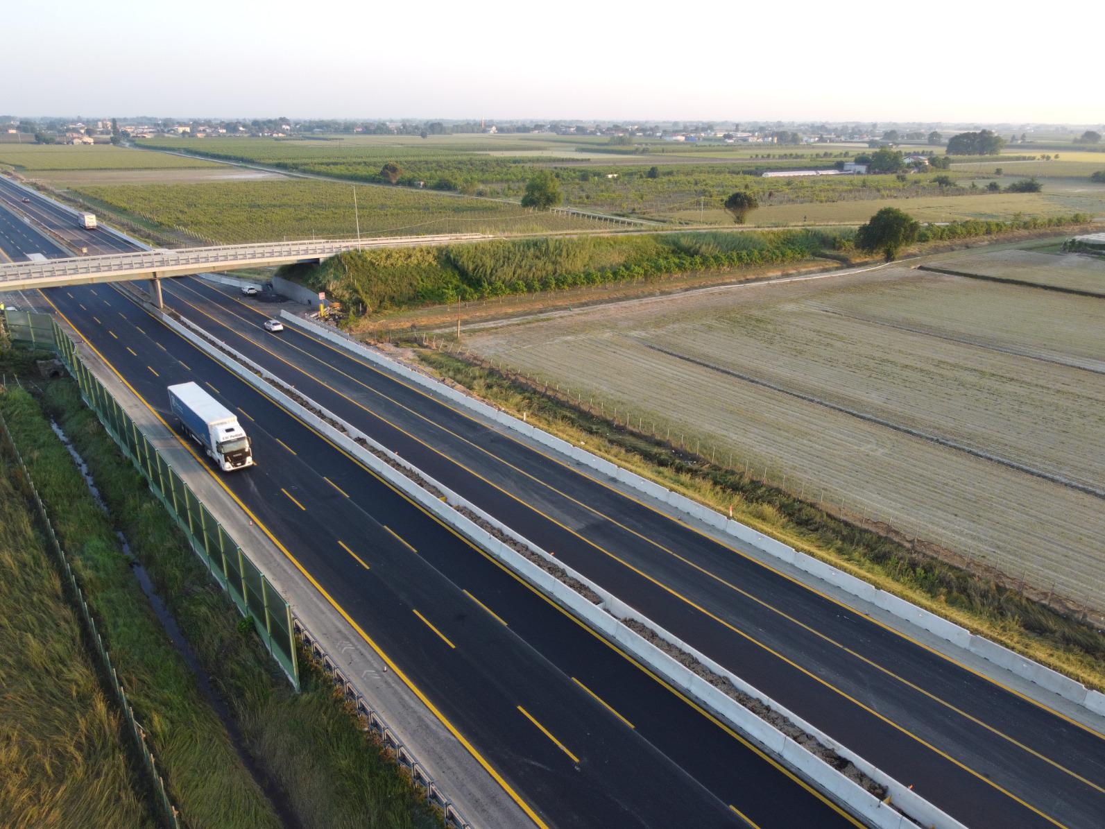A14, Autostrade per l'Italia: corteo di auto festeggia riapertura tre corsie dopo intense lavorazioni notturne della task force del gruppo