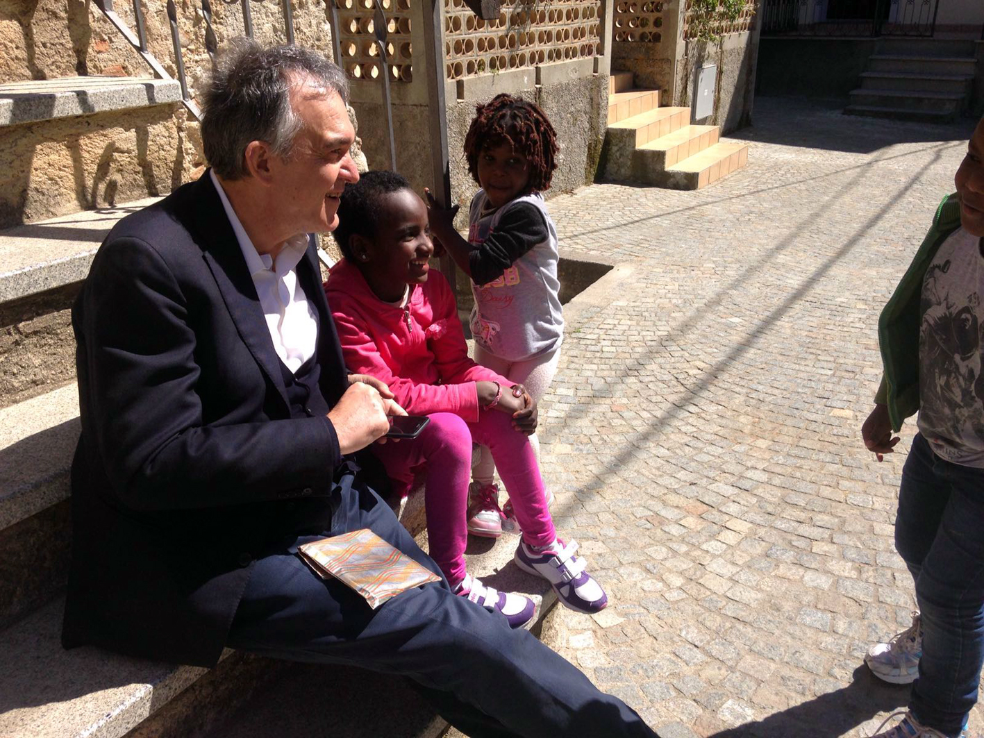 Il presidente della Regione Toscana, Enrico Rossi, con alcuni bambini a Riace
(foto di Alfonso Musci)