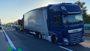 A4, tir perde bobine metalliche: 20 km di coda in autostrada