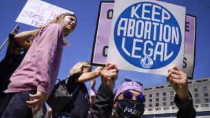 Aborto diventa illegale, governatore Oklahoma firma la legge