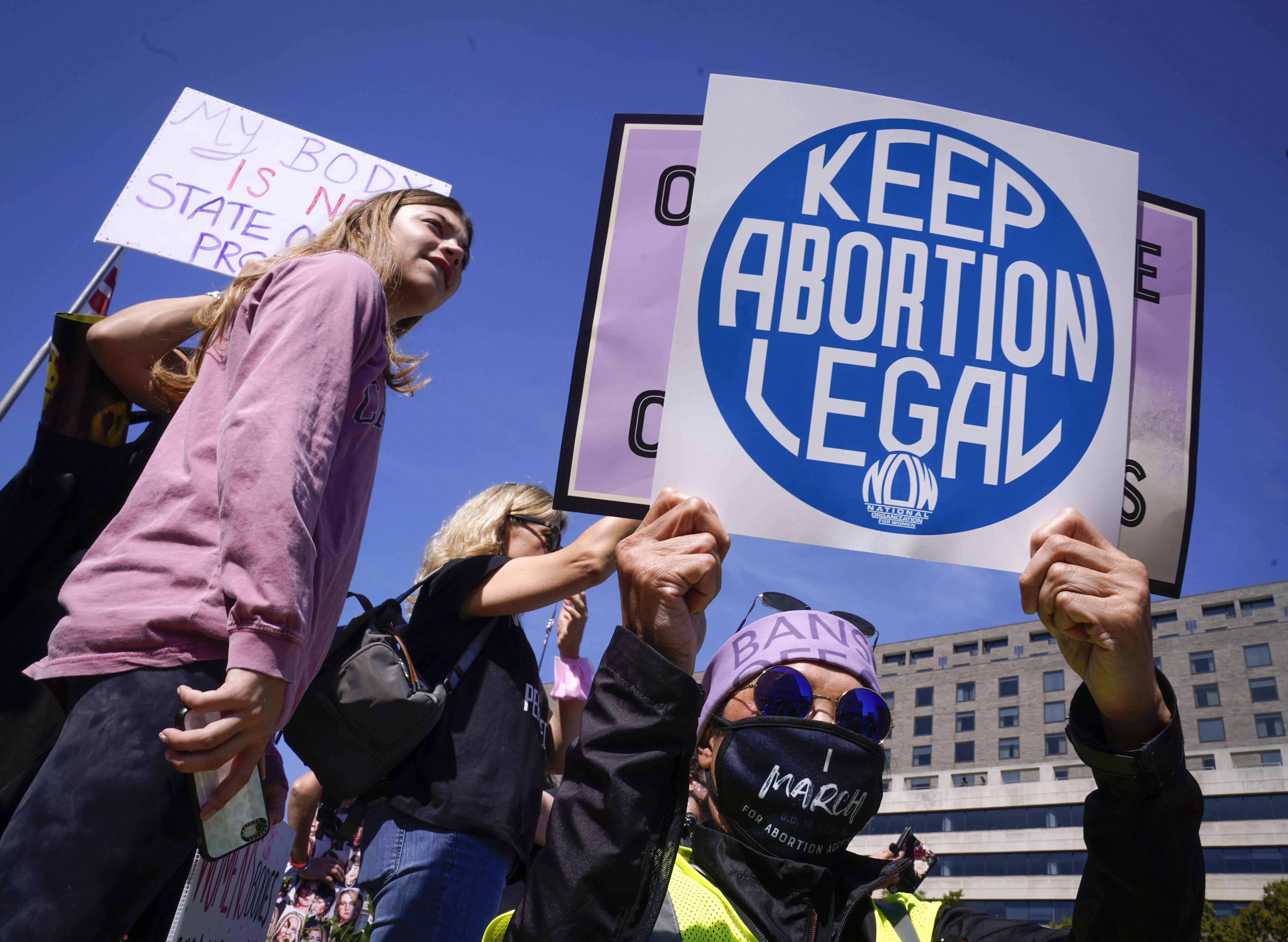 Aborto diventa illegale, governatore Oklahoma firma la legge