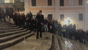 Achille Lauro, a Piazza di Spagna l'omaggio a Venditti con 'Notte Prima degli Esami' - Video
