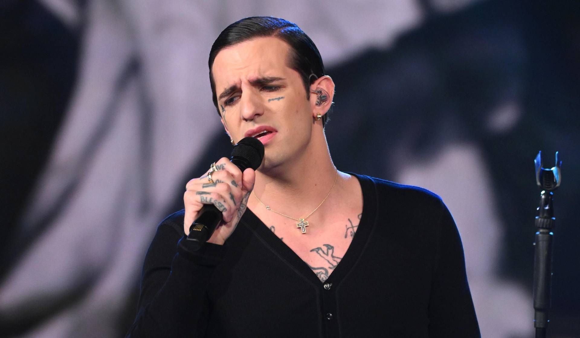 Achille Lauro, concerto a sorpresa a piazza di Spagna: "Roma, stanotte è per te"