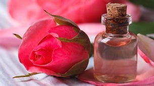 acqua-di-rose-che-cose-utilizzi-e-come-prepararla-in-casa-696x464