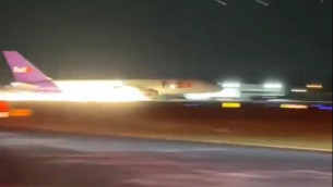 Aereo atterra senza carrello, la manovra che evita il disastro - Video
