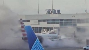 Aereo in fiamme, passeggeri sull'ala: il video da Denver