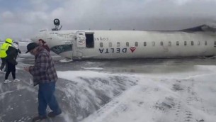 Aereo si ribalta in atterraggio, incidente a Toronto